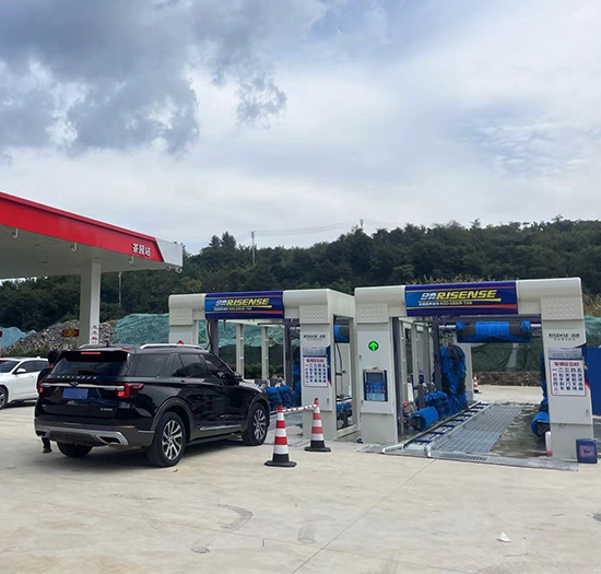 贵州加油站安装2台日森11刷隧道式自动洗车机